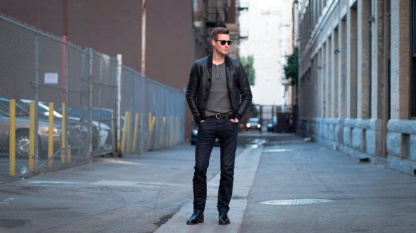 парень в мужском кожаном пиджаке фото