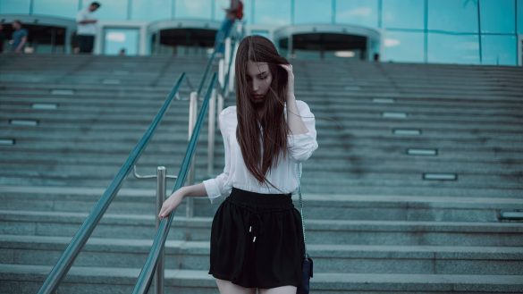 девушка в модной юбке фото