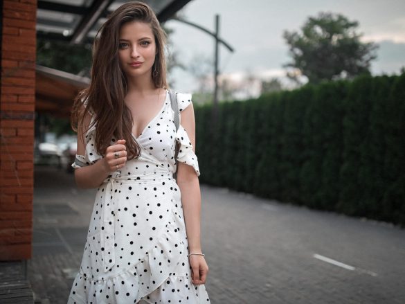 Девушка в белом платье в горох фото