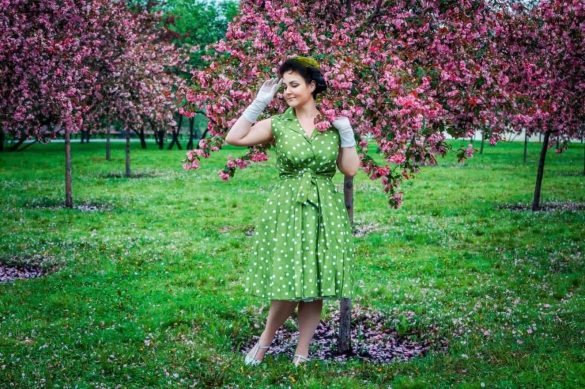 Девушка в зеленом платье в горошек фото