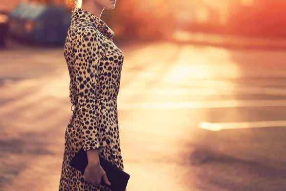 девушка в леопардовом платье фото