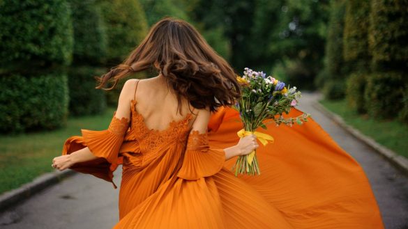 девушка в оранжевом платье фото