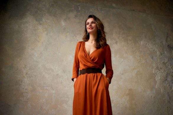 девушка в платье с запахом фото