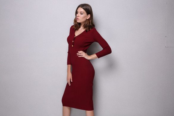 девушка в трикотажном платье фото