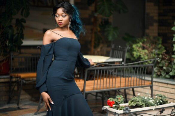 девушка в платье на одно плечо фото