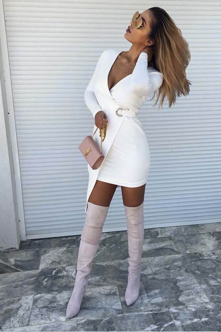 Белое платье с ботфортами