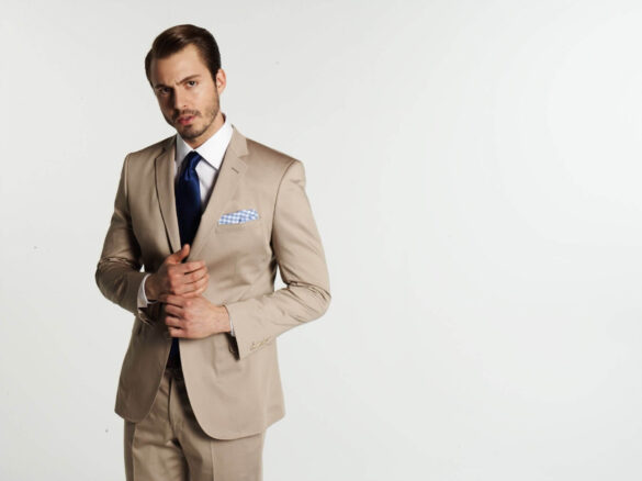 парень в мужском бежевом костюме фото