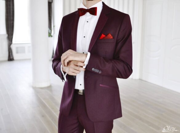 парень в мужском бордовом костюме фото