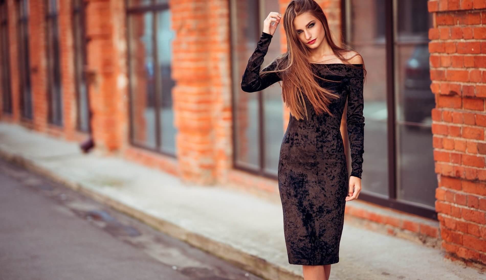 Девушка в коричневом платье