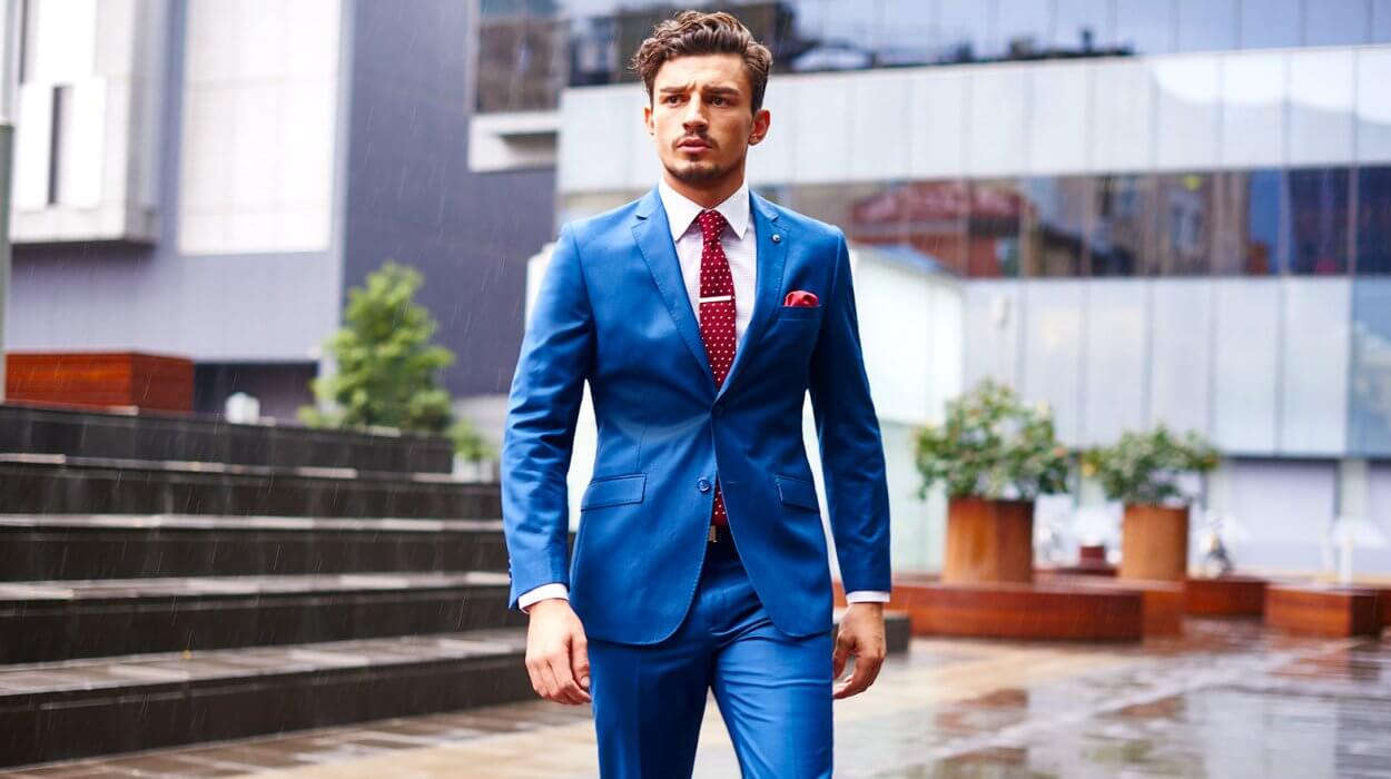 Синий костюм мужской с галстуком