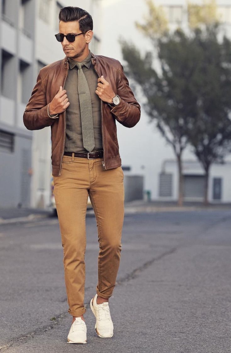 Бежевые брюки – вещь, которая подойдет любому мужчине