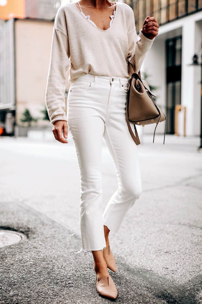 девушка в белых брюках фото