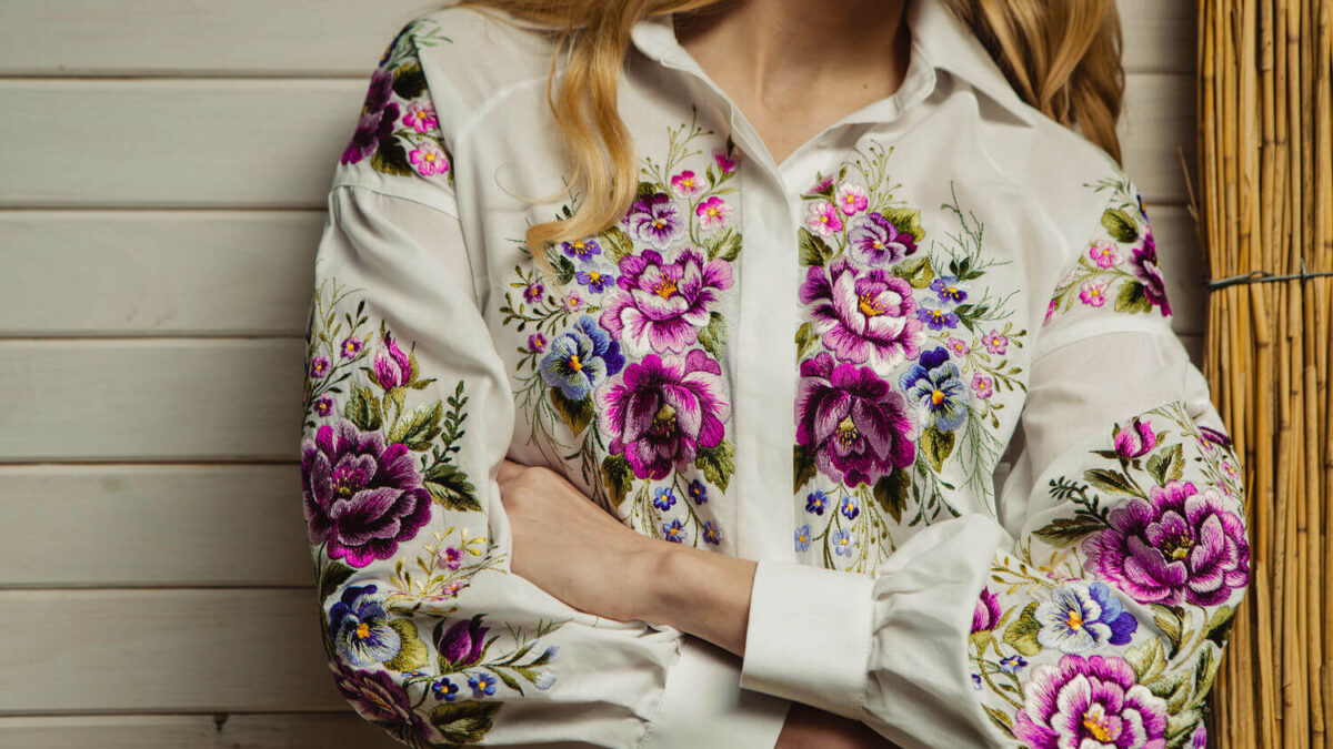 Как носить блузку с цветочным принтом: советы по созданию стильных образов