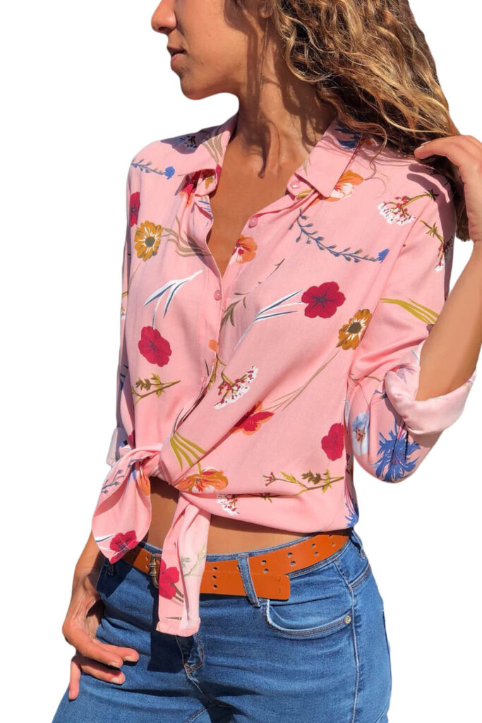 девушка в блузке с цветочным принтом фото