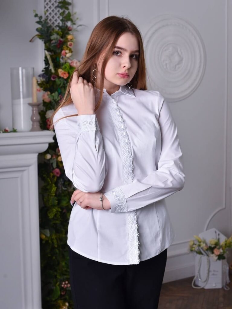 Девушка в блузке с длинным рукавом фото