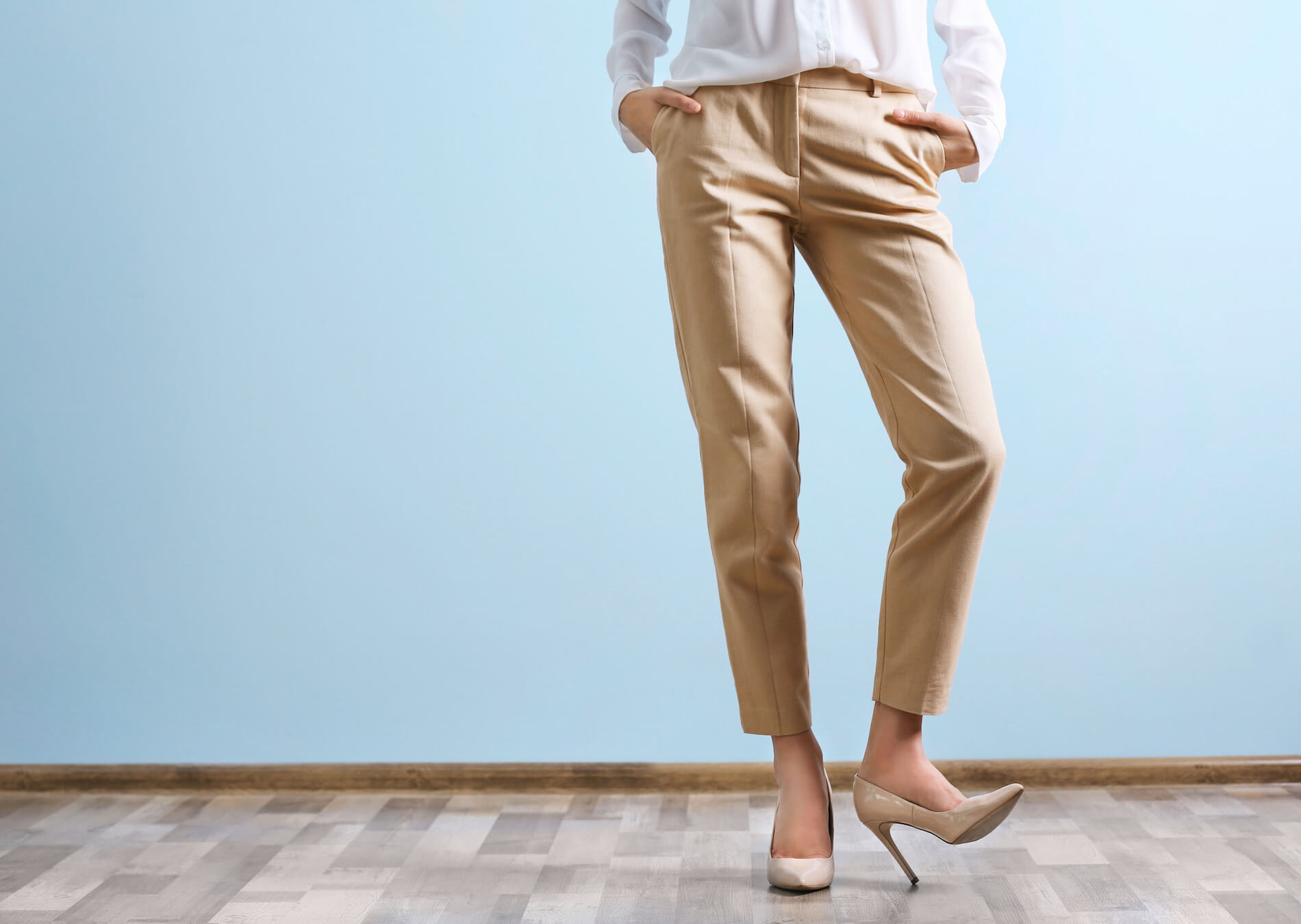 Коричневые женские брюки - 2023 фото