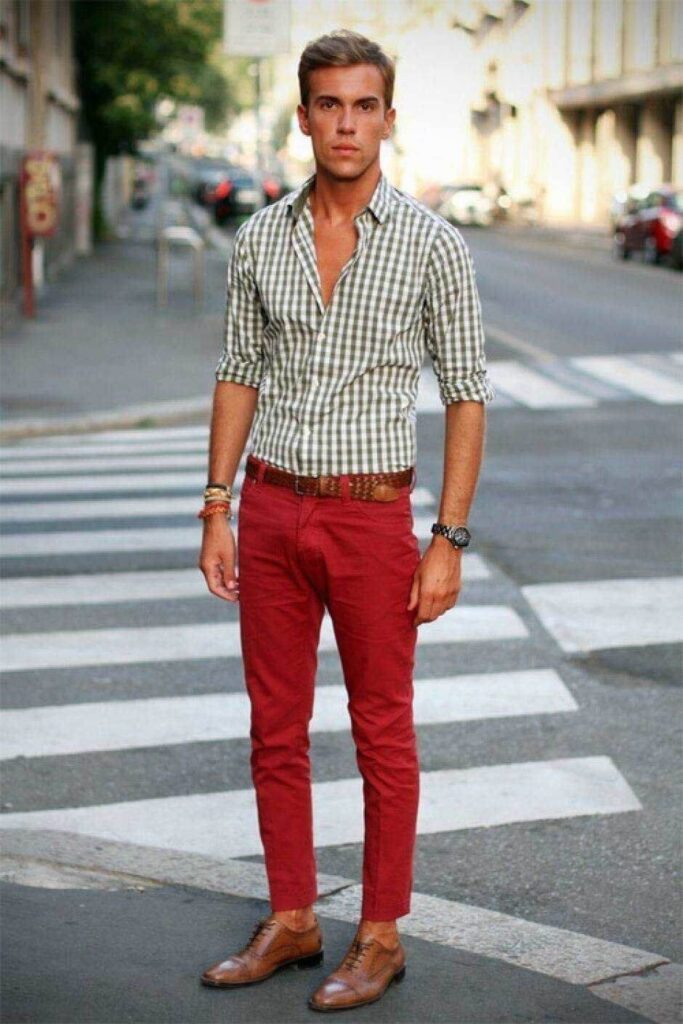 мужчина в красных брюках фото