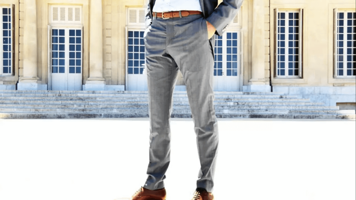 Серые брюки: универсальные и стильные, как их носить