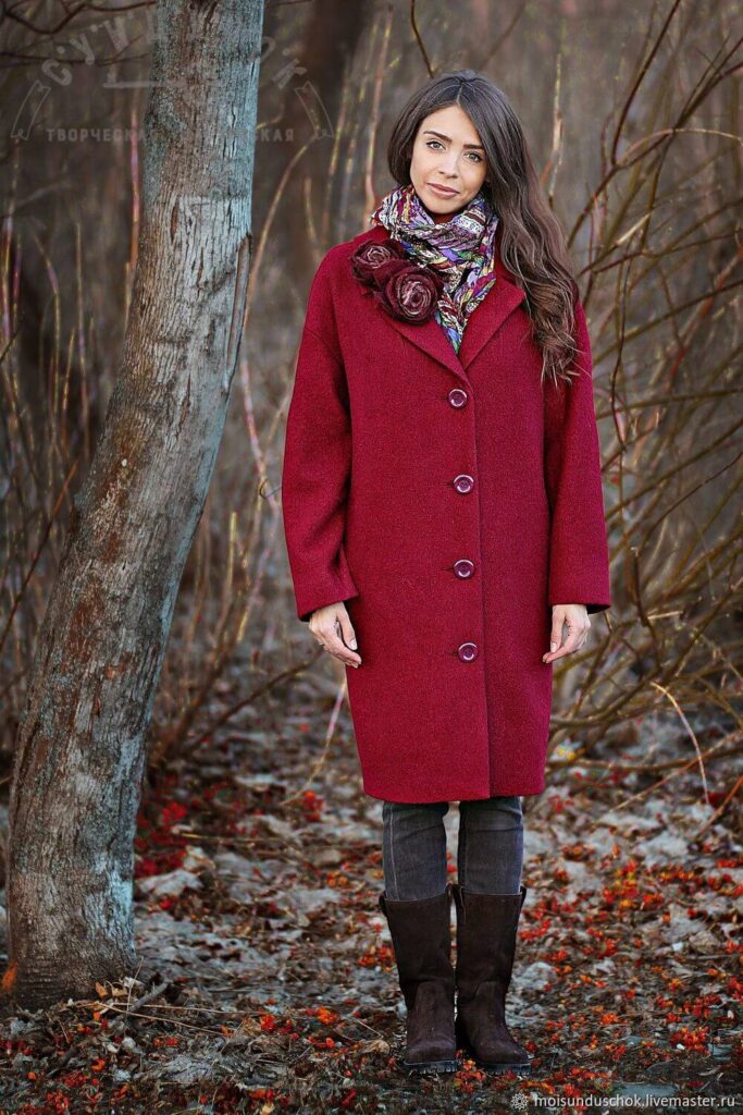 Девушка в бордовом пальто фото
