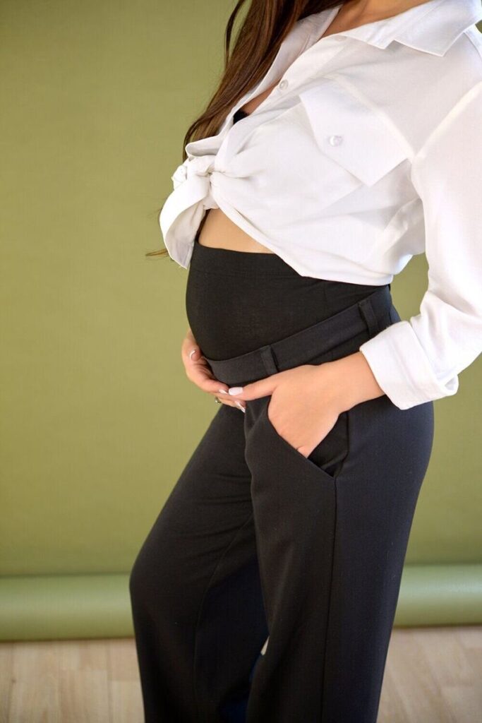 девушка в брюках для беременных фото
