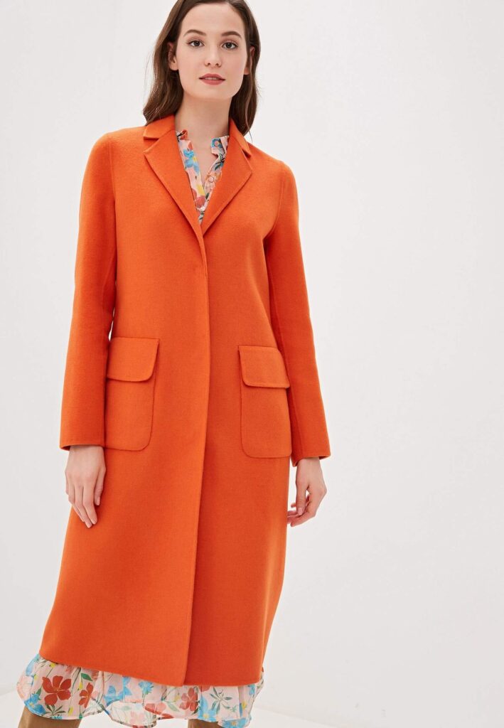 Девушка в оранжевым пальто фото