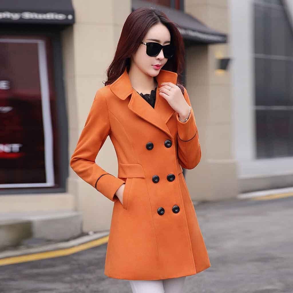 Девушка в оранжевым пальто фото