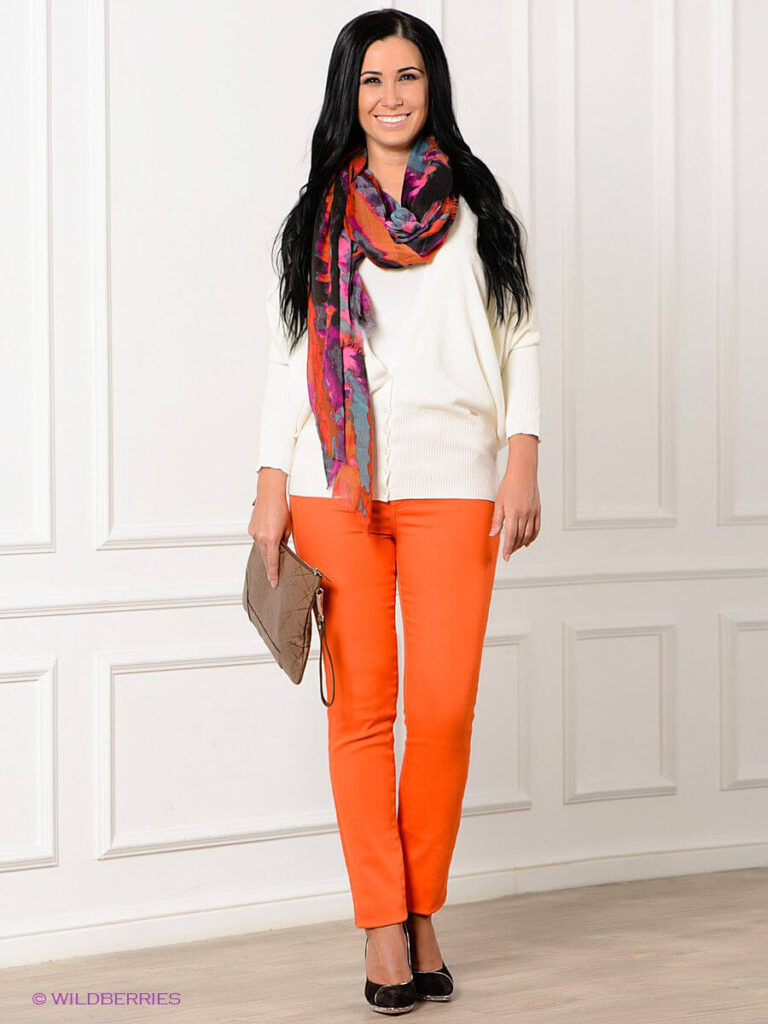 Девушка в оранжевых брюках фото