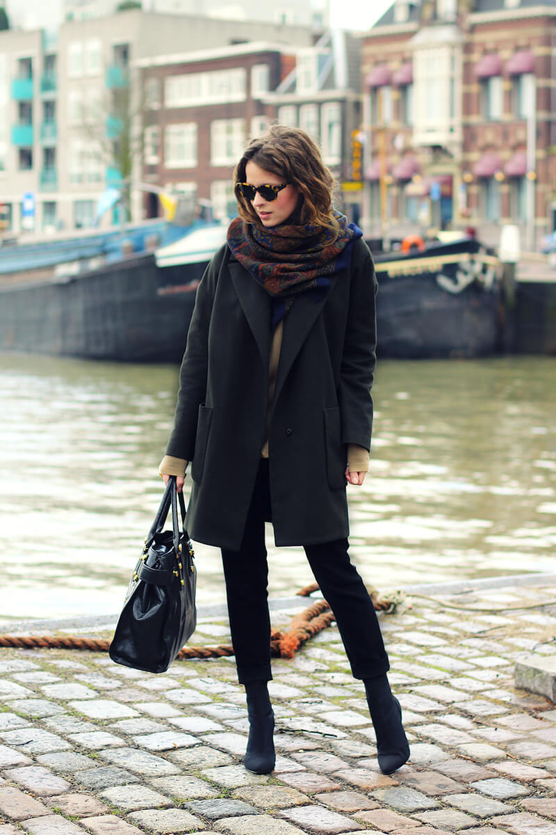 Черное пальто с шарфом женское