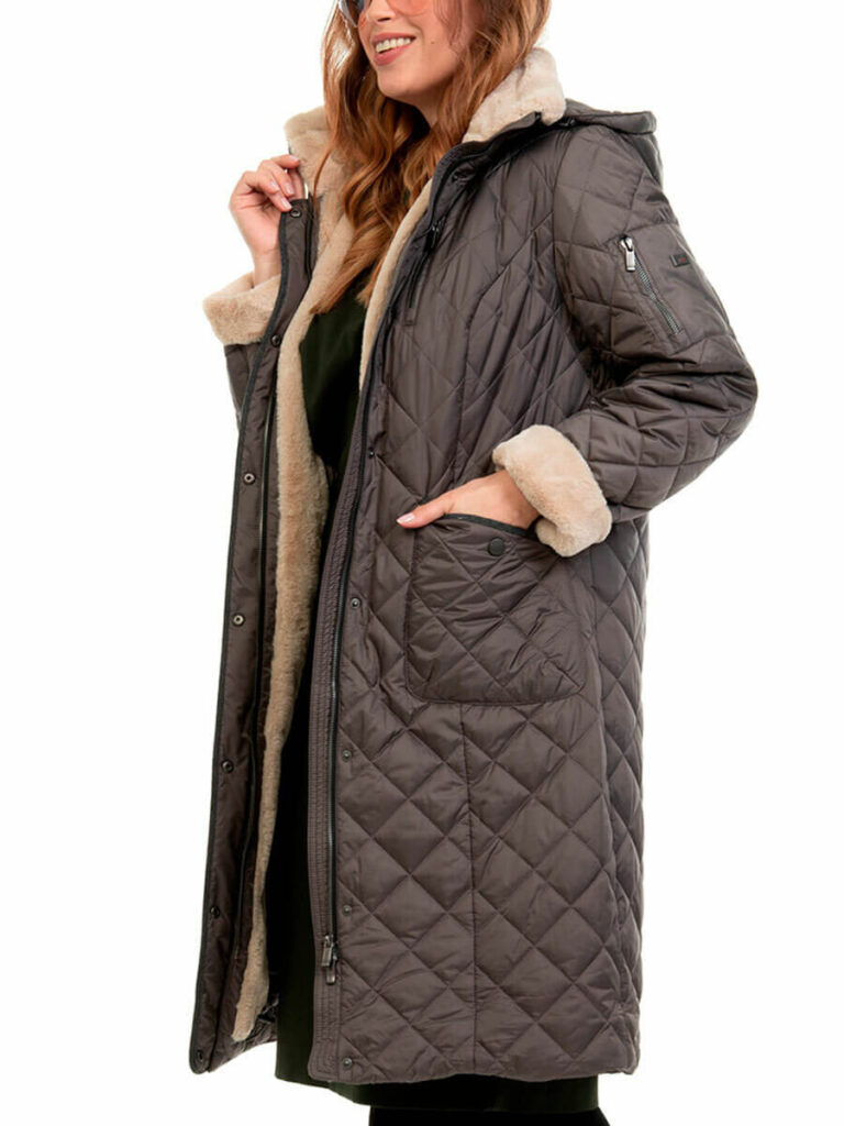 Девушка в пальто на синтепоне фото