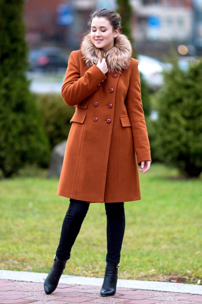 Девушка в пальто с меховым воротником фото