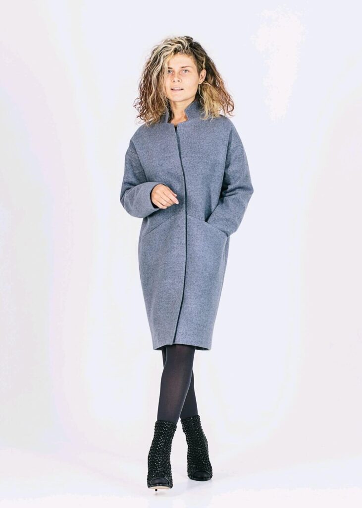 Девушка в шерстяном пальто фото