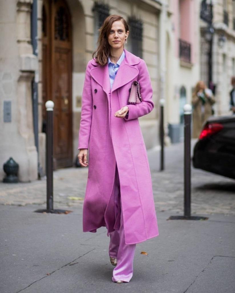 Девушка в розовом пальто фото