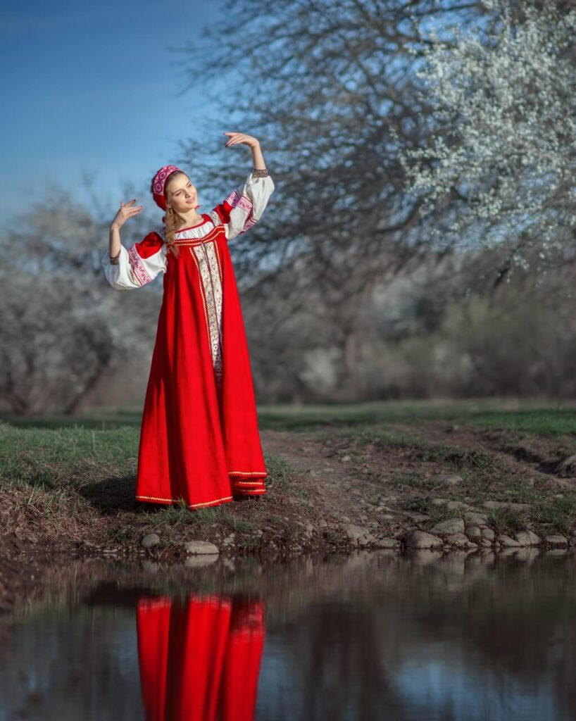 Девушка в русском народном сарафане фото