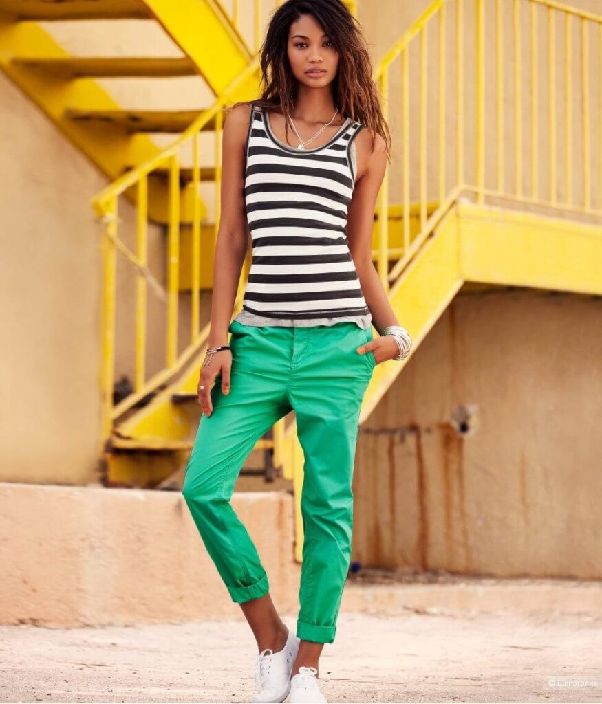 девушка в зеленых брюках фото