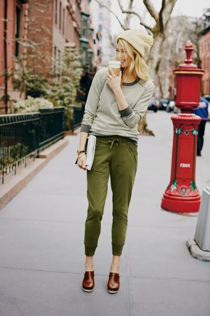 девушка в зеленых брюках фото
