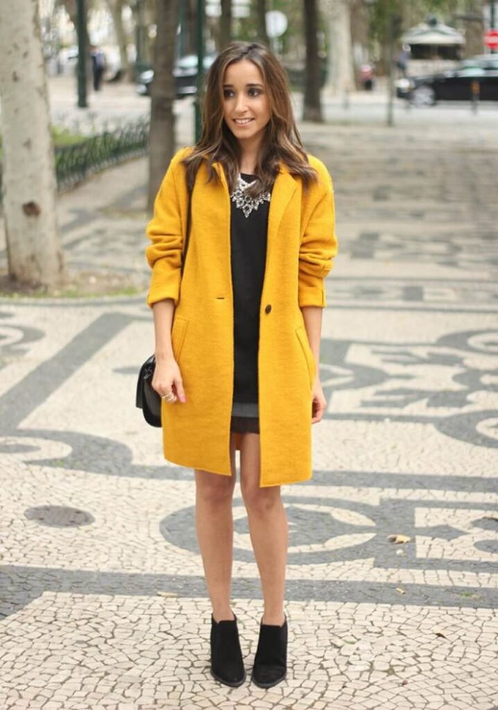Девушка в желтом пальто фото