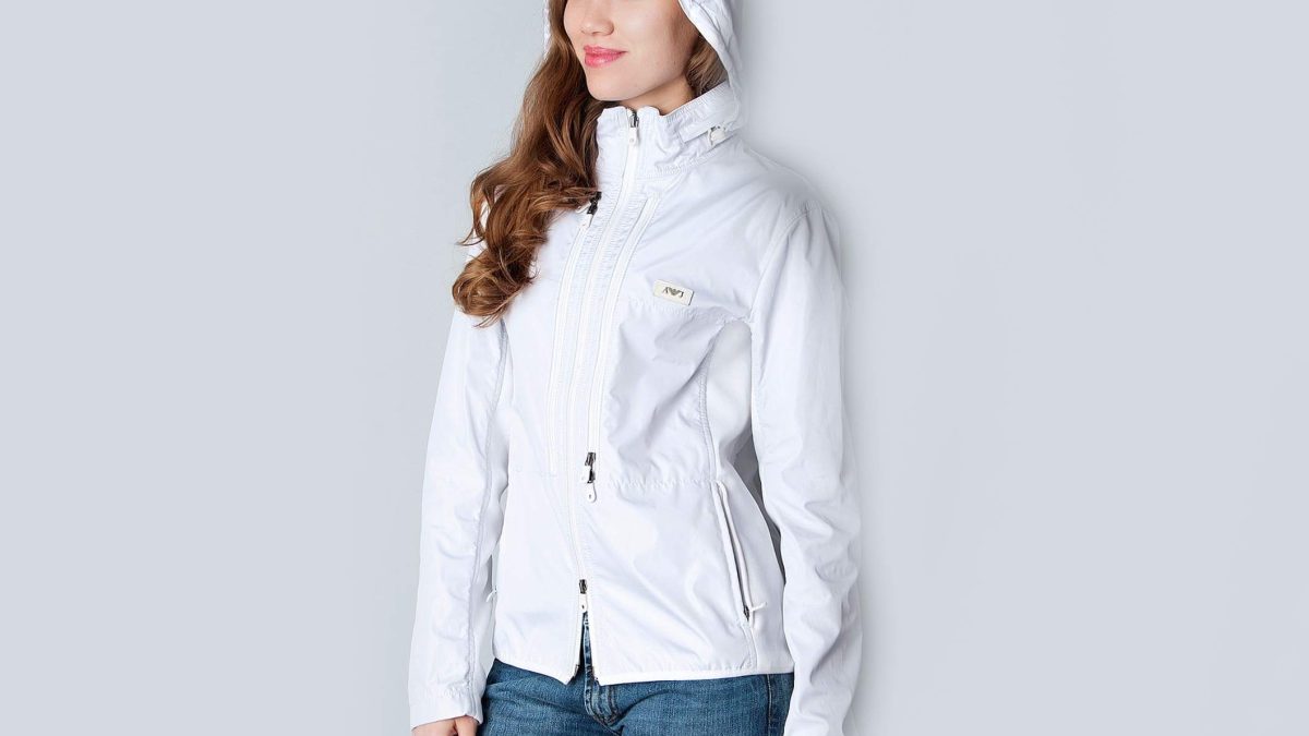 Белая ветровка: универсальный элемент гардероба для любой погоды