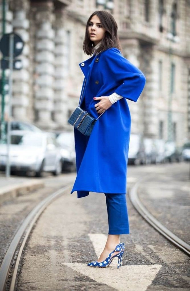 Девушка в синем пальто фото