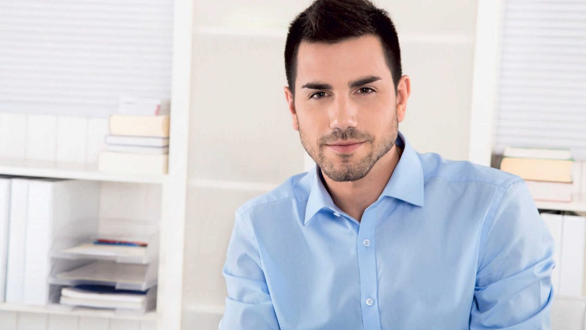 Голубая рубашка в мужском гардеробе: универсальное и стильное решение
