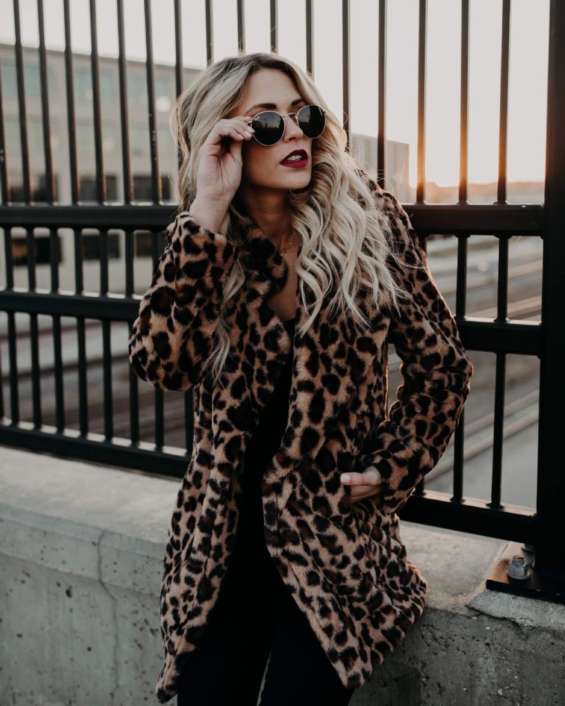 Девушка в леопардовом пальто фото