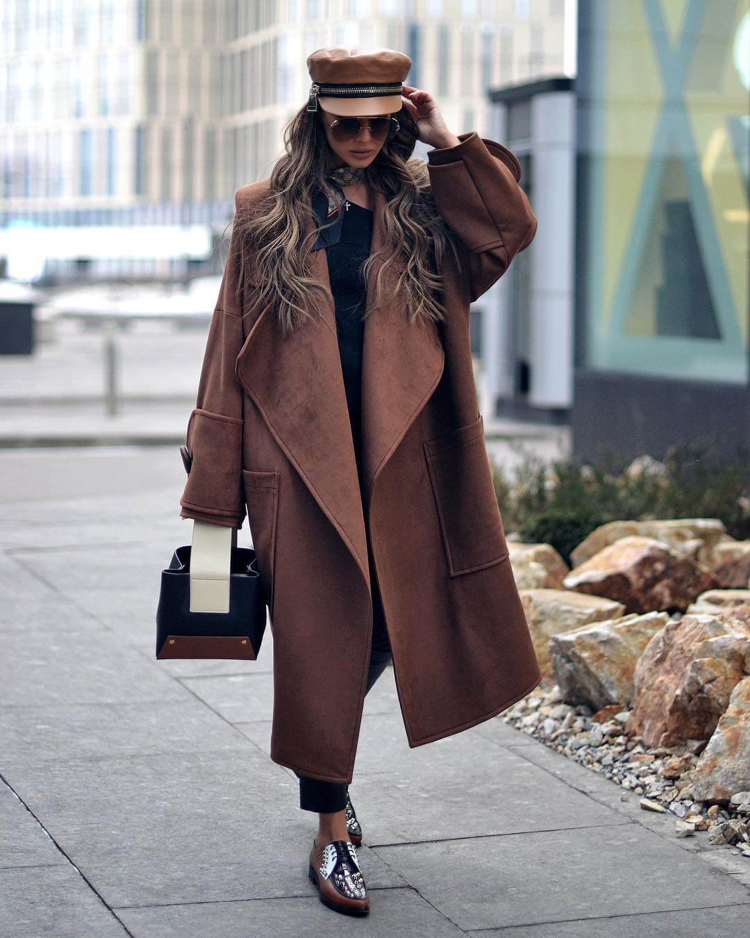 С чем носить темно-коричневое пальто женщине