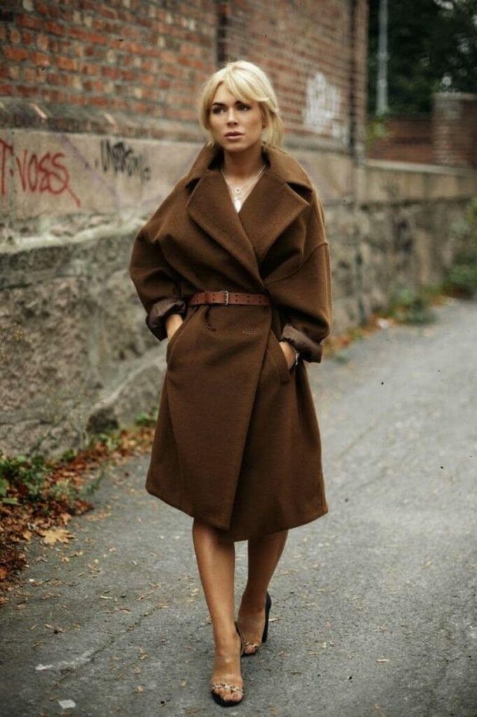 Девушка в коричневом пальто фото