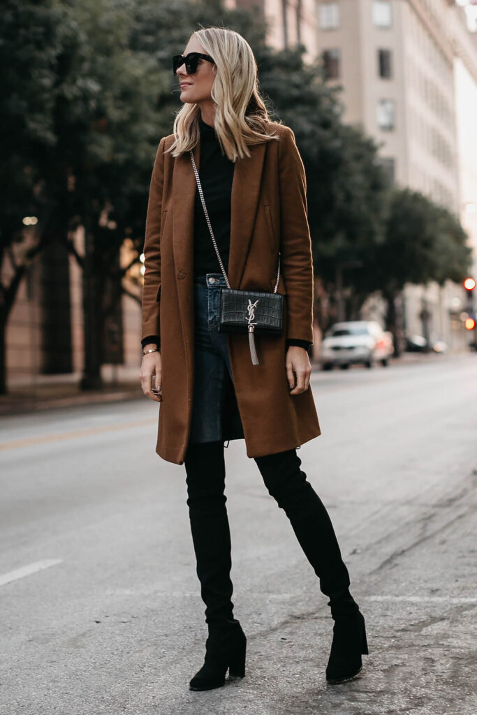 Девушка в коричневом пальто фото