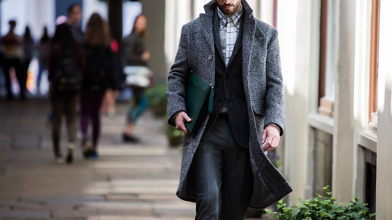 Зеленое мужское пальто. Пальто мужское Formenti 2020. Мужское пальто Garderobe. Стильное мужское пальто. Мужчина в пальто.