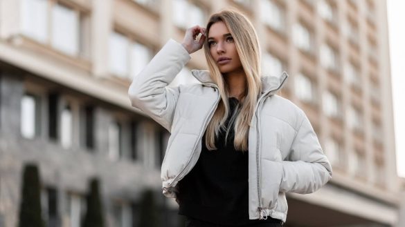 Девушка в белой куртке фото