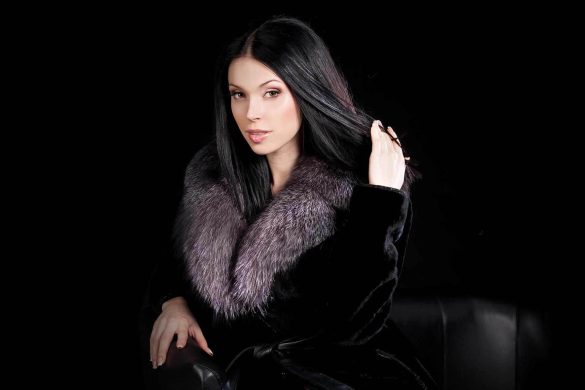 Девушка в черной шубе фото