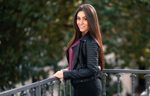 Девушка в черной куртке фото