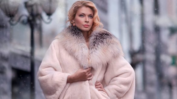 Девушка в цигейковой шубе фото