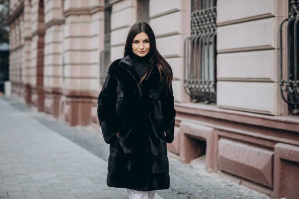 Девушка в длинной норковой шубе фото