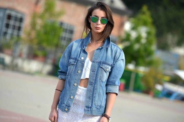 Девушка в джинсовой куртке фото